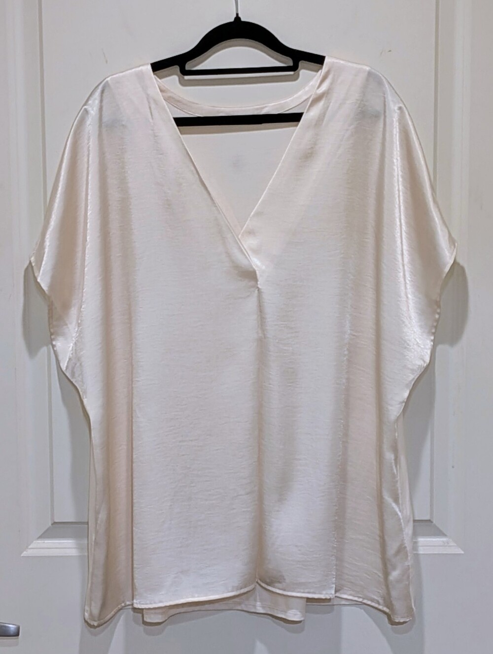 EUC Dunnes 22 White Satin Front Cap Sleeve Stretch Back Top